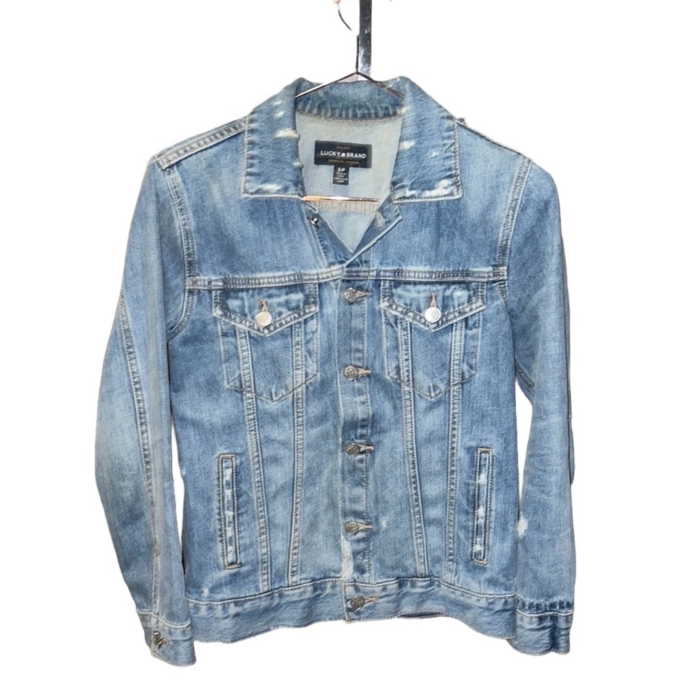 LUCKY BRAND DISTRESSED LIGHT DENIM JEAN JACKET size small “Tom boy trucker”